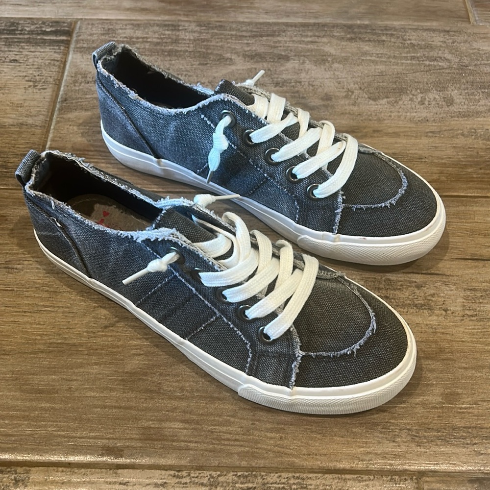 New without tags Jellypop Kory Shoes Denim Blue and White Womens Size 8 Canvas